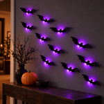 Chauves-souris LED violettes disposées sur un mur pour Halloween
