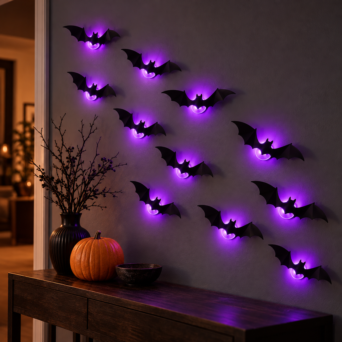Chauves-souris LED violettes disposées sur un mur pour Halloween